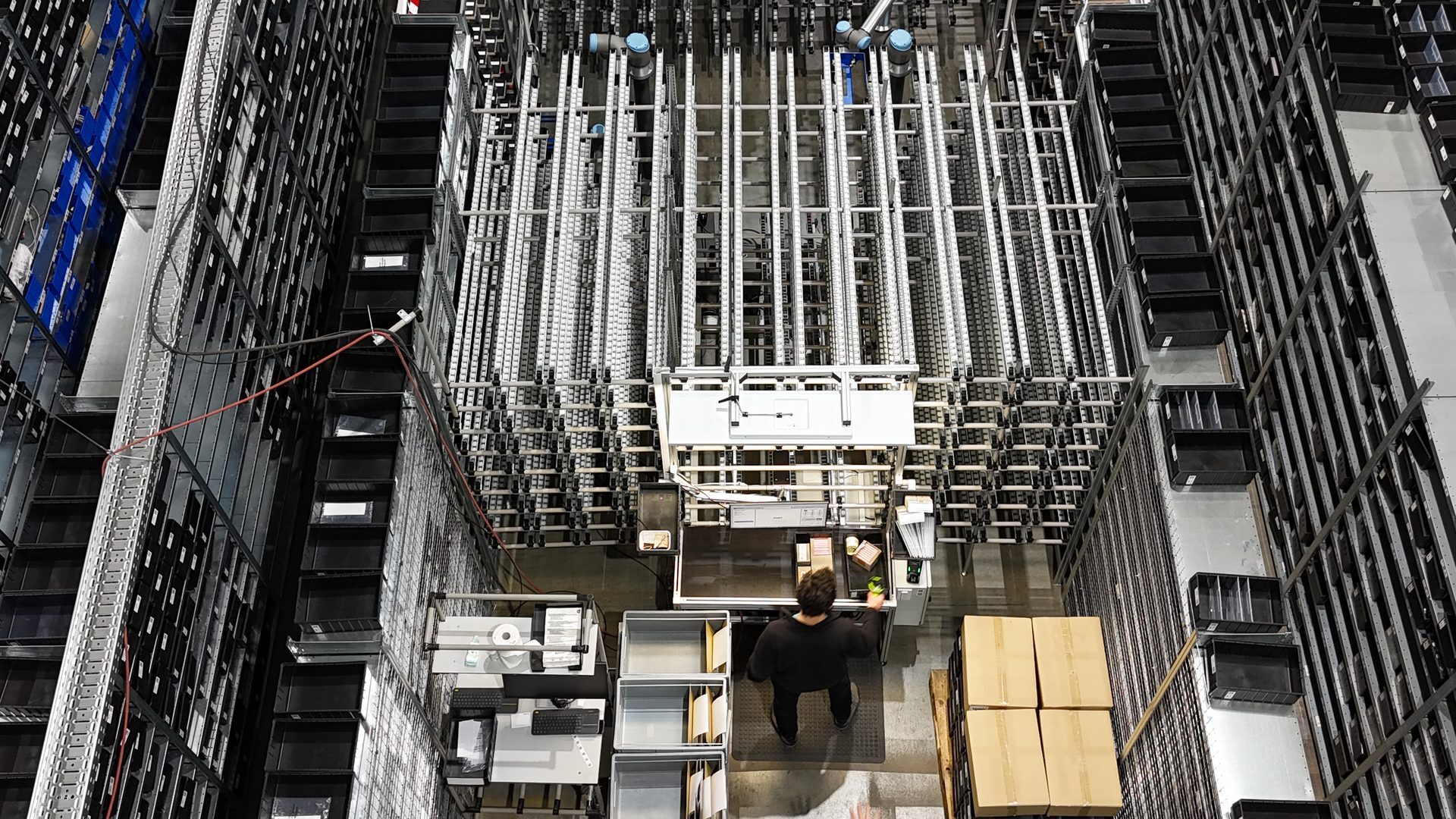 Luftaufnahme eines Fachbodenregal-Lagers - vertikale Lagerfläche aus Drohnenperspektive