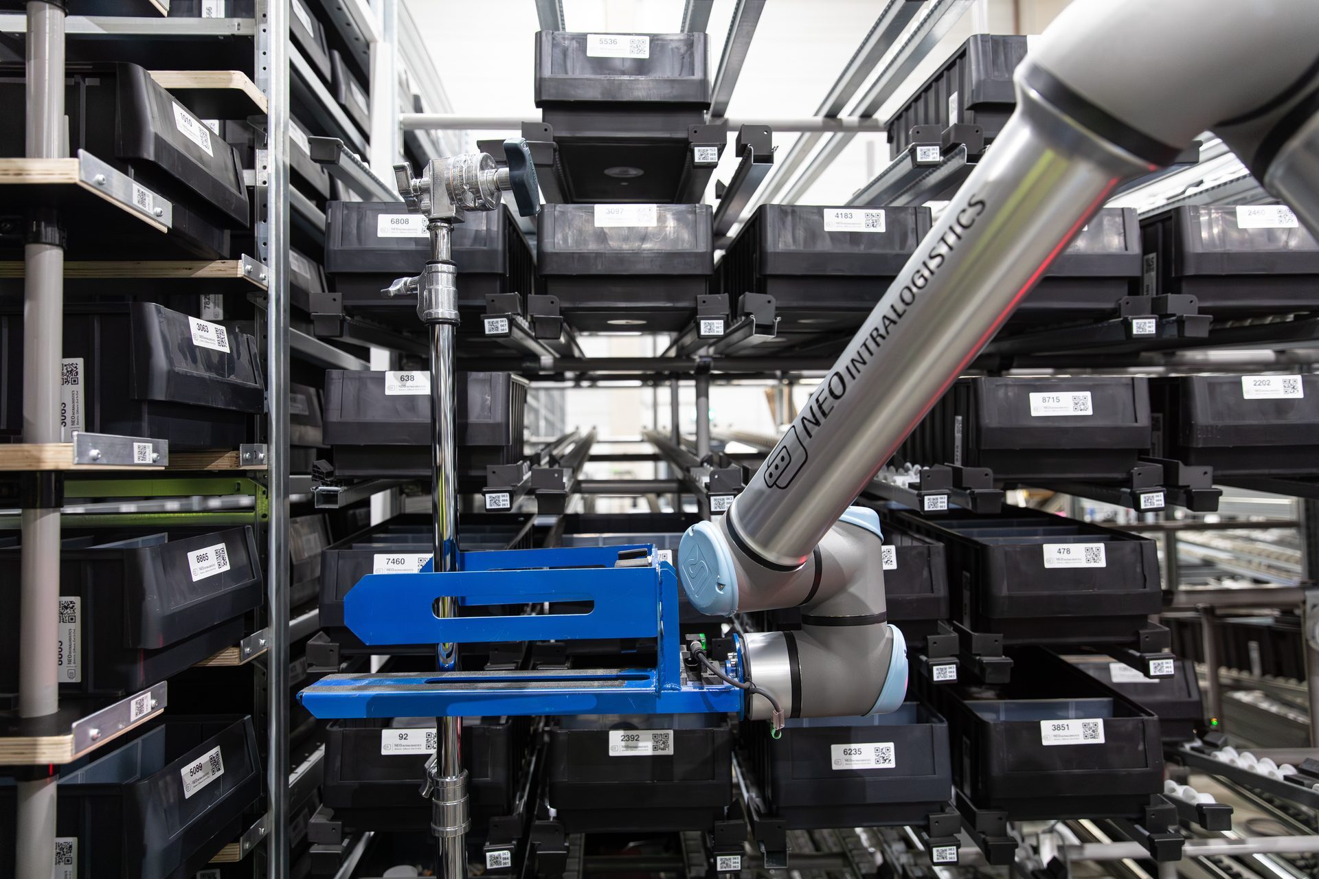 Universal Robots Cobot-Arm mit NEO-Branding - Nahaufnahme