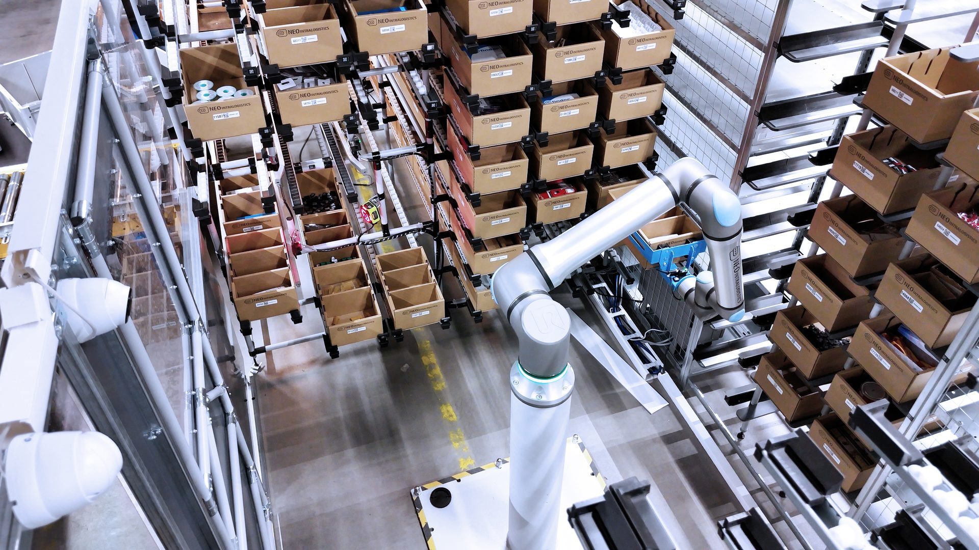 Universal Robots Cobot am Ware-zur-Person-Arbeitsplatz - Draufsicht