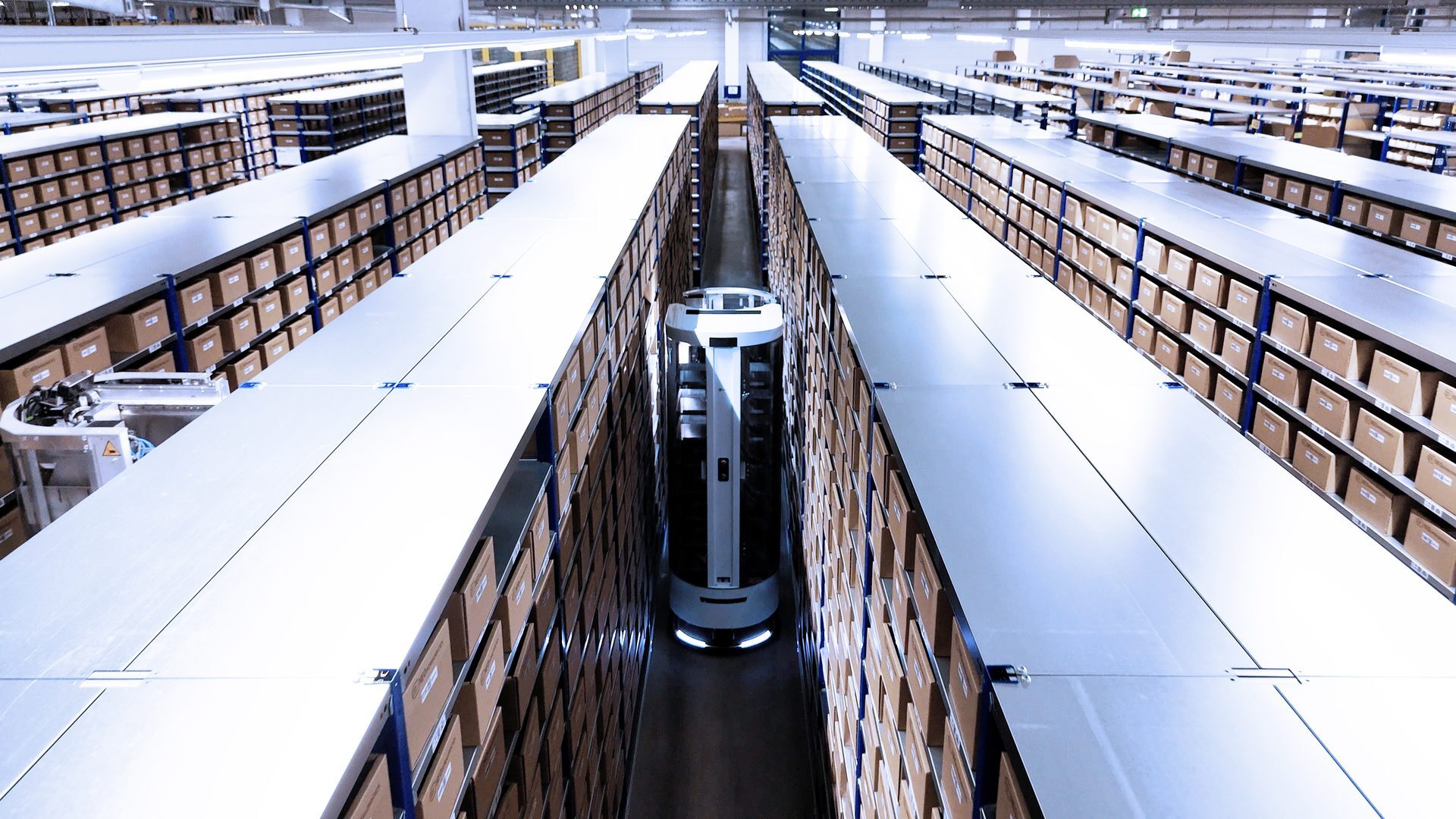 Symmetrical top-down view of TORU robot in the Versandmanufaktur racking aisle