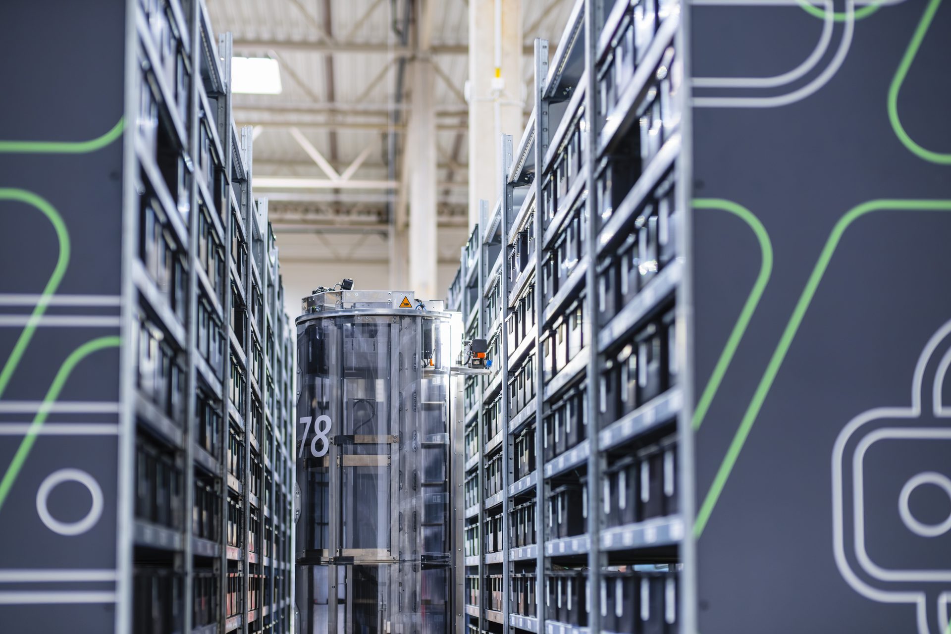 TORU-Roboter in gebrandetem Gang mit Vordergrund-Bokeh