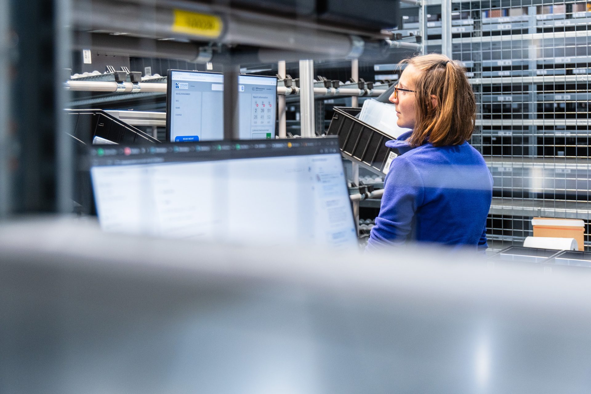 Operator mit Behälter an der Station