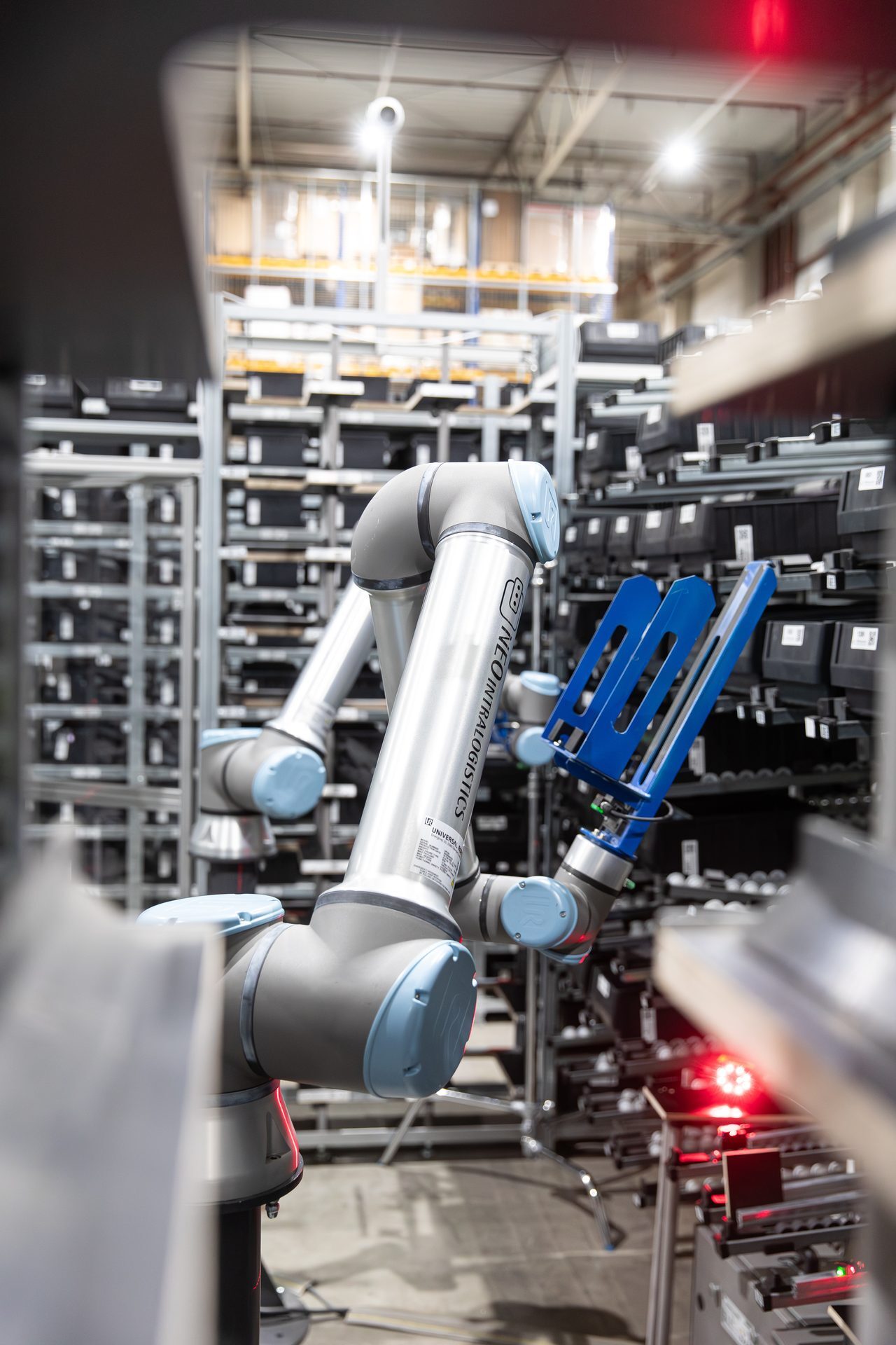 Dramatische Porträtaufnahme des Universal-Robots-Cobot-Arms