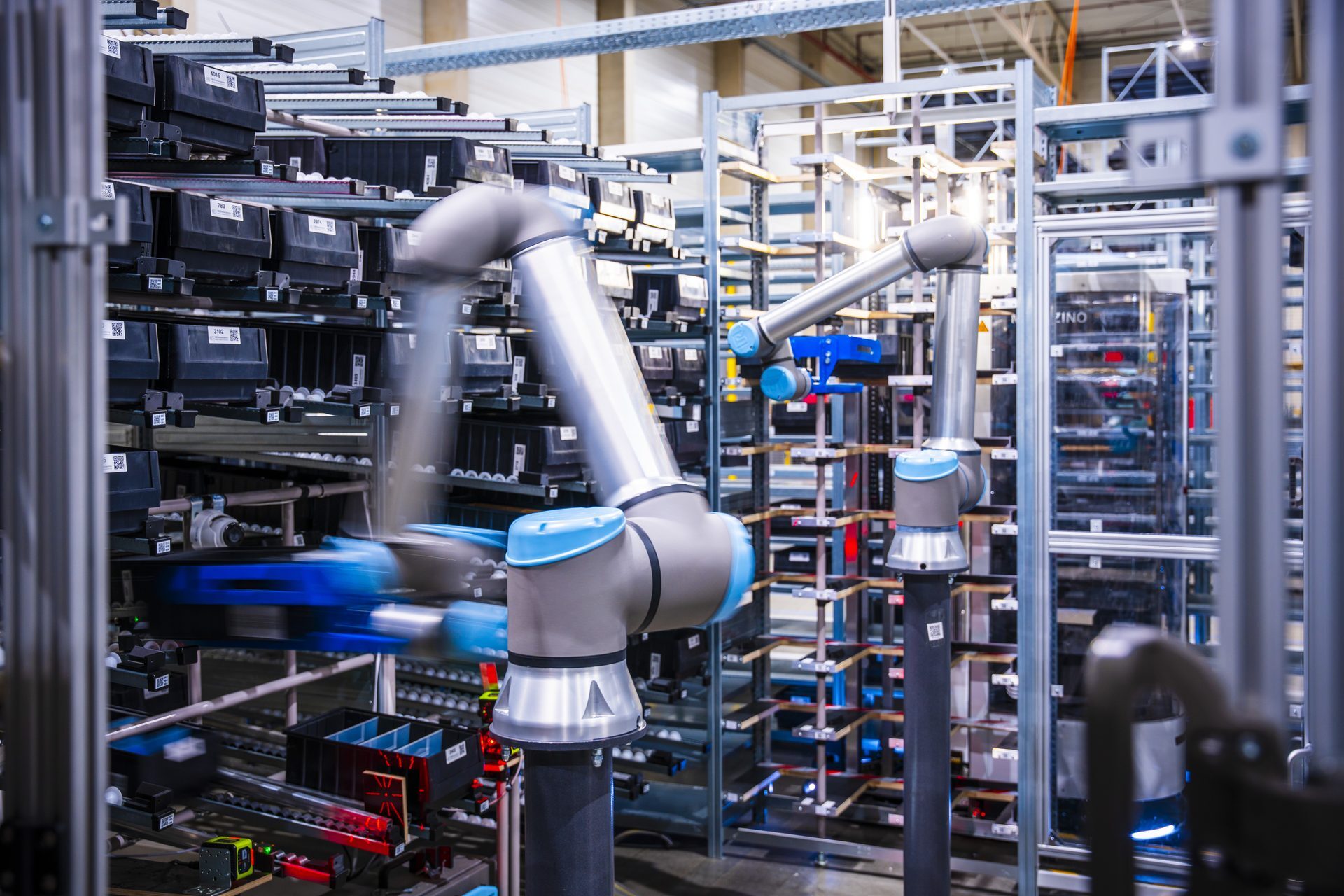 NEO G2P-Station mit Roboterarm in Bewegung — neue automatisierte Kommissionierung