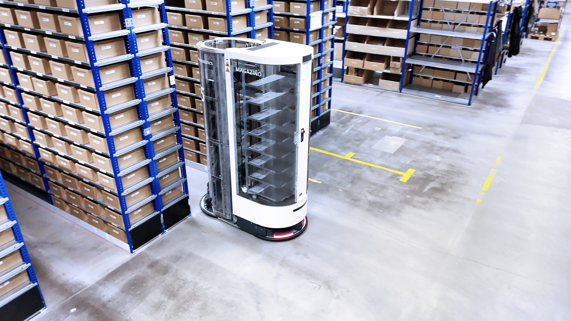 TORU-Roboter in offener Lagergasse beim Rollout